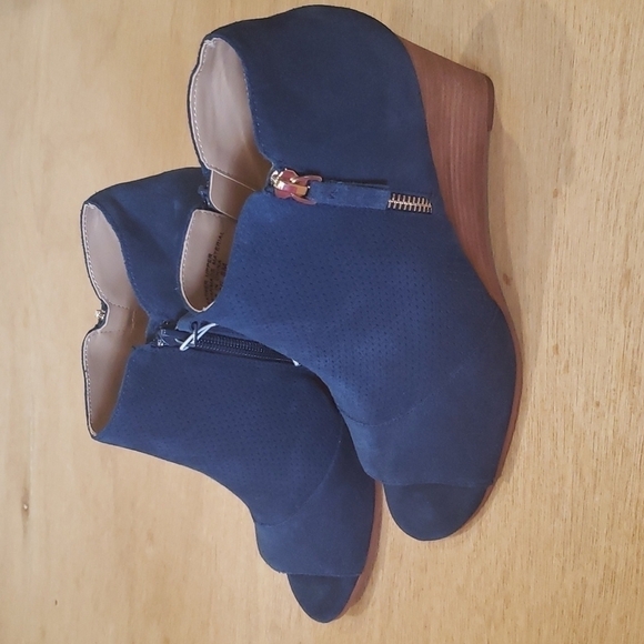 Violet & Red Blue Reese Wedges - Picture 4 of 10